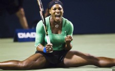 Serena Williams does the splits