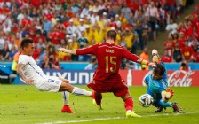 World Cup 2014: Spain vs Chile, Eduardo Vargas scoring a Goal